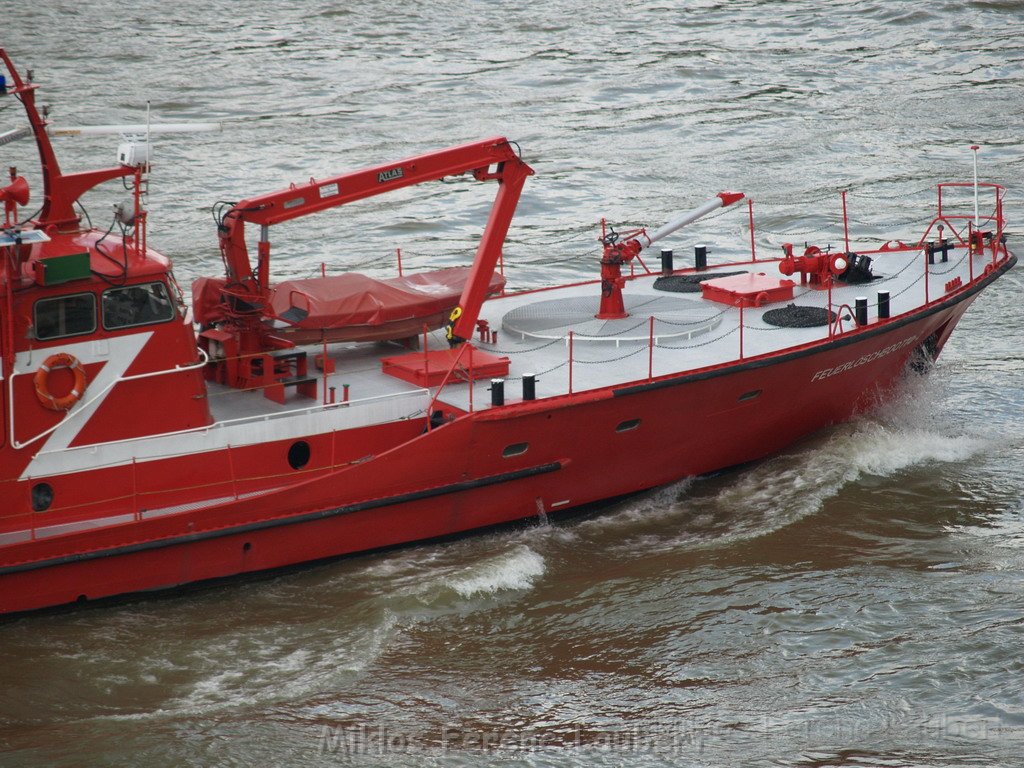 Feuerloeschboot 10-2      P131.JPG